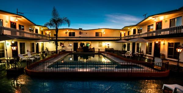 På billedet ses objektet Hotel Suites Malena beliggende i byen Ensenada.