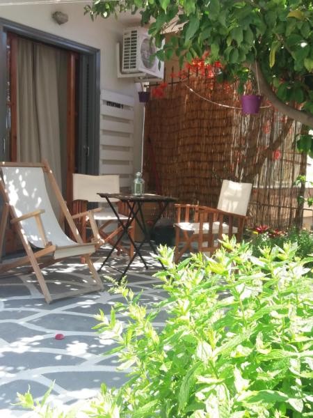 A la foto es mostra l'objecte poros apartment in garden situat a la ciutat de Poros.