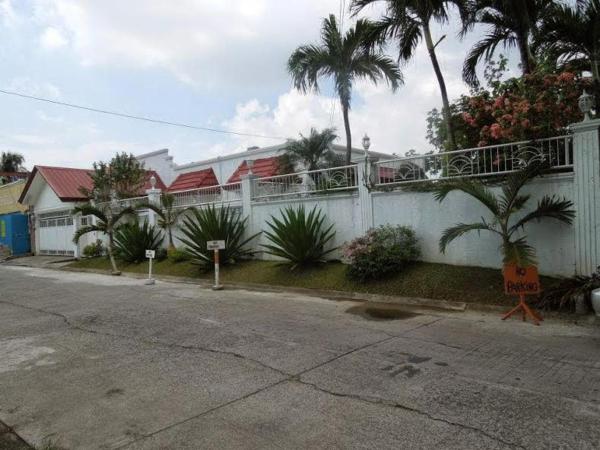 A la foto es mostra l'objecte Casa Meyer's BF Homes International House for rent with pool and Jacuzzi situat a la ciutat de Manila.