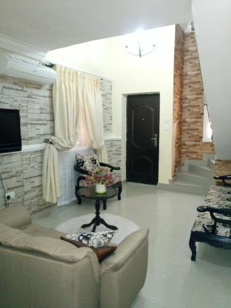 Στη φωτογραφία φαίνεται το αντικείμενο KH Lodge Abuja που βρίσκεται στην πόλη Αμπούζα.
