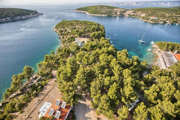 La photo montre l'objet Kamp Vira Mobile Homes situé dans la ville de Hvar.