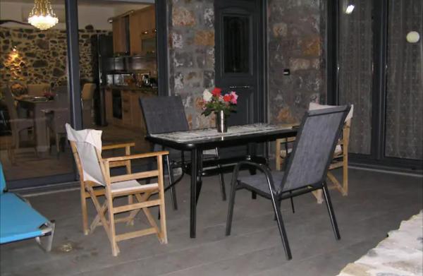 A la foto es mostra l'objecte Villa Olga situat a la ciutat de Agalianós.