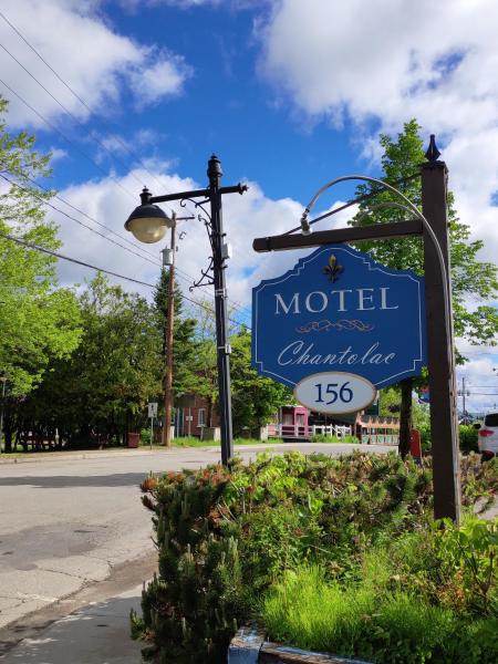 La photo montre l'objet Motel Chantolac situé dans la ville de Sainte-Adèle.