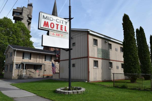 A la foto es mostra l'objecte Mid-City Motel situat a la ciutat de Brimley.