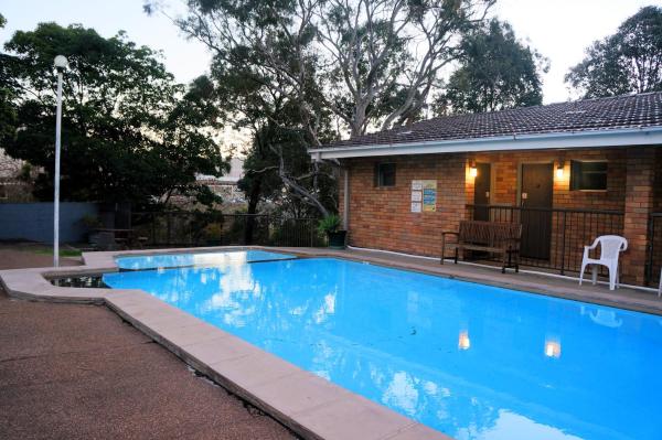 The photo shows the Panorama Motor Inn located in the city of Cardiff.