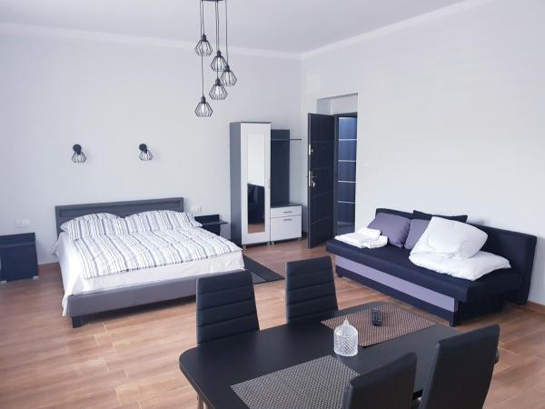 Na zdjęciu widoczny jest obiekt Apartamenty Polna położony w mieście Chmielów.