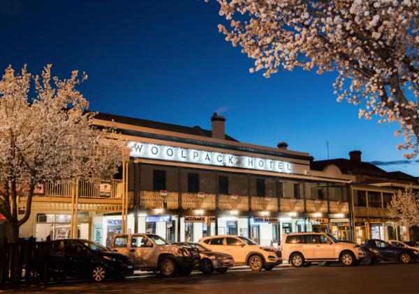 写真にはマッジー市にあるThe Woolpack Hotelが写っています。
