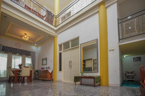 Nella foto è visibile l'oggetto RedDoorz Syariah near Museum Lambung Mangkurat 2 situato nella città di Martapura.