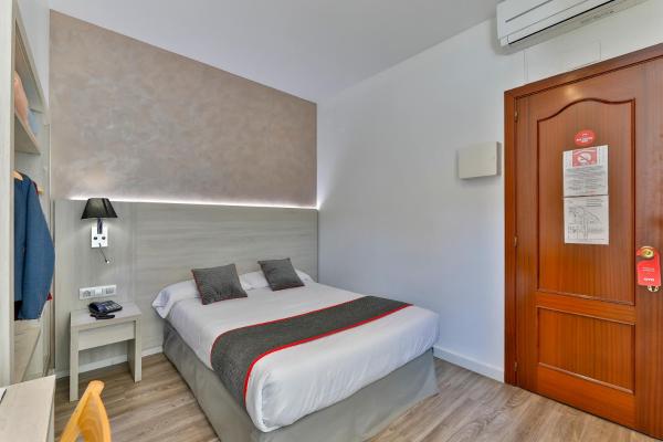 Na zdjęciu widoczny jest obiekt Hostal Soler położony w mieście Callús.