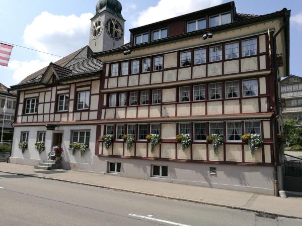 写真にはFlawil市にあるGasthaus Sternenが写っています。