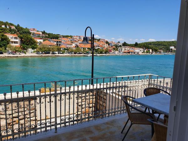A la foto es mostra l'objecte Holiday house Bridge situat a la ciutat de Tisno.