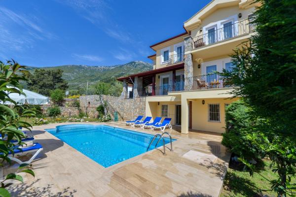 Na fotografii je vidět objekt Kilic- 5 Bedroom Holiday Villa in Hisaronu nacházející se ve městě Ovačik.