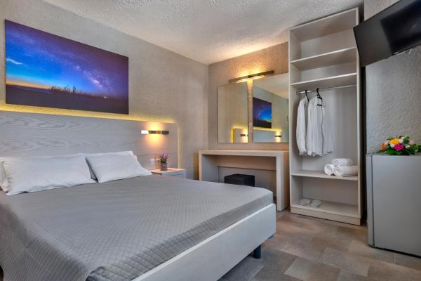 Na zdjęciu widoczny jest obiekt Halaris Rooms położony w mieście Ermupoli.