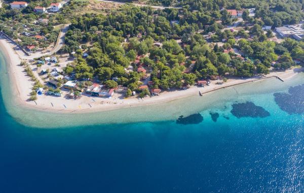 På billedet ses objektet Mobile Homes Camp Perna - Adriatic Kampovi beliggende i byen Orebić.