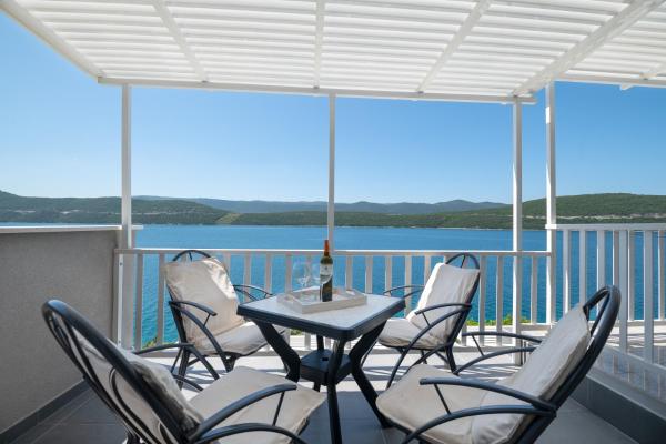 På bildet vises objektet Apartments Lukrecia som ligger i byen Neum.