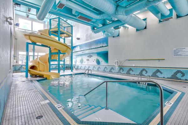 写真にはカルガリー市にあるComfort Inn & Suites Southが写っています。