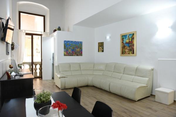 A la foto es mostra l'objecte Sisters residence situat a la ciutat de Bari.