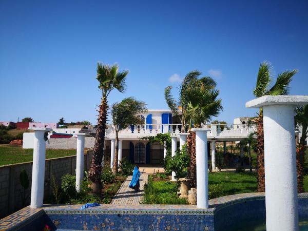 The photo shows the RIAD DES OISEAUX located in the city of El Aouamra.