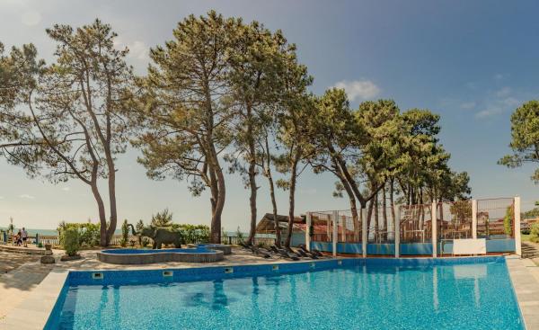 Na zdjęciu widoczny jest obiekt Kolkhida Resort & Spa położony w mieście Ureki.