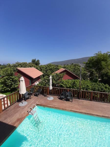 Nella foto è visibile l'oggetto The Wooden Rose Cabins situato nella città di Beẕet.