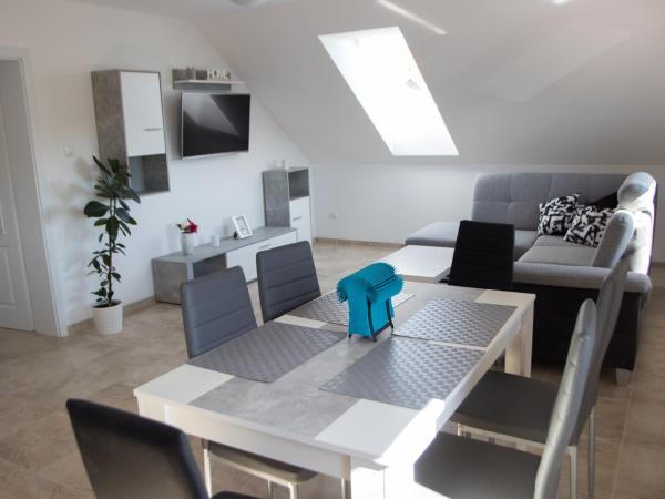 Na zdjęciu widoczny jest obiekt Apartmán U Fuxů położony w mieście Lipoltice.