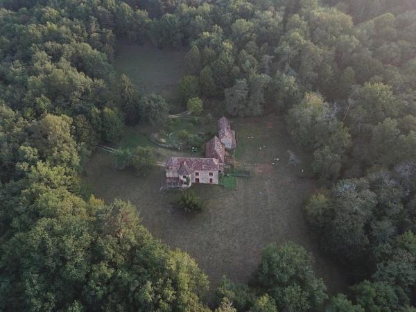 A la foto es mostra l'objecte Touvent maison au milieu des bois situat a la ciutat de Puyvendran.