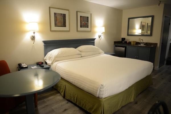 The photo shows the Hotel Le Reve Pasadena located in the city of Pasadena.