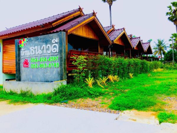 На фото показан объект ธนาวดี บูติคแอนด์ รีสอร์ท, расположенный в городе Ban Rai Som.