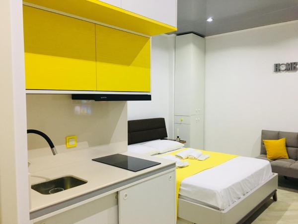 A la foto es mostra l'objecte Yellow room with sea view situat a la ciutat de Makhinjauri.