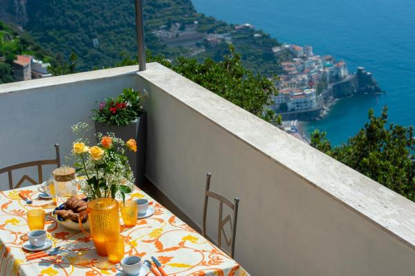 A la foto es mostra l'objecte Prima Luce situat a la ciutat de Amalfi.