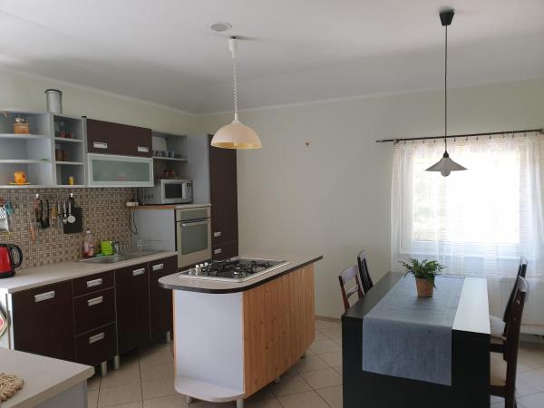 Na zdjęciu widoczny jest obiekt Apartament Pod Sosnami 1 Noclegi OTW Borówno Wlk Skarszewy położony w mieście Demlin.