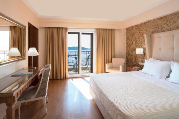 The photo shows the Karalis City Hotel located in the city of Pylos.