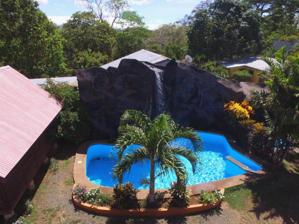 The photo shows the Hotel Cabanas La Teca located in the city of Cañas Dulces.