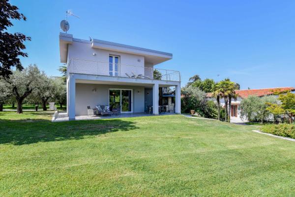 The photo shows the Casa Linda located in the city of Ronchi.