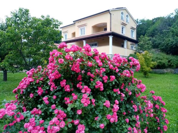 Na foto é possível ver o objeto Guesthouse Villa AnnaDora localizado na cidade de Brseč.