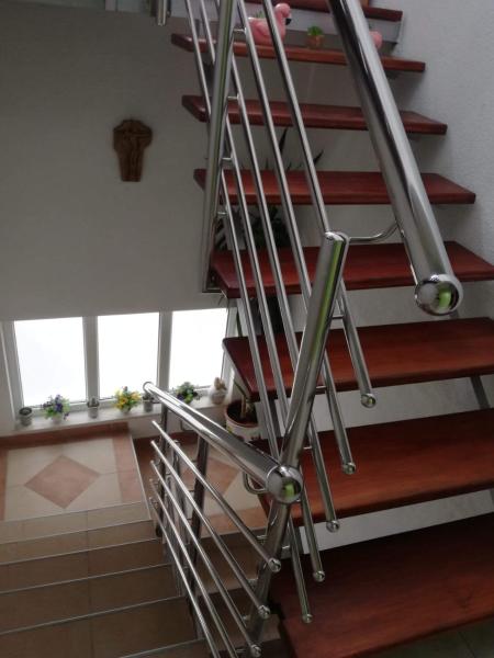 A la foto es mostra l'objecte Apartmani JANADORA situat a la ciutat de Tučepi.