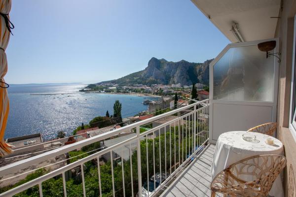 På billedet ses objektet AP MARIJANA beliggende i byen Omiš.