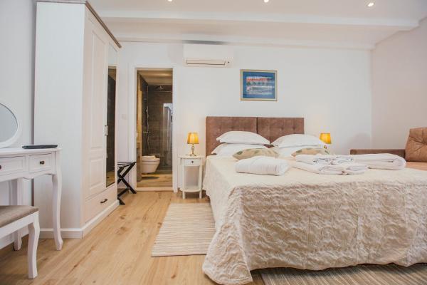 Στη φωτογραφία φαίνεται το αντικείμενο Boutique Room Kaliopi που βρίσκεται στην πόλη Χβαρ.
