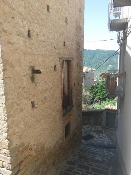 På billedet ses objektet Monolocale in via San Sebastiano Ficarra beliggende i byen Sinagra.