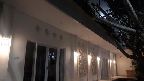 På billedet ses objektet Adijaya homestay beliggende i byen Seminyak.