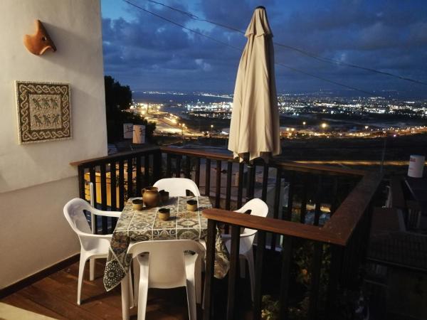 A la foto es mostra l'objecte The Potter's House overlooking the Bay of Haifa situat a la ciutat de Haifa.