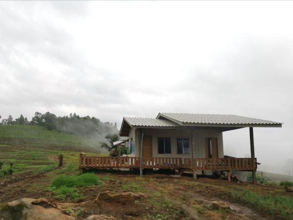 På billedet ses objektet บ้านยอดแก้ว 360 ํ ชีวิตริมนา ป่าบงเปียง beliggende i byen Mae Chaem.
