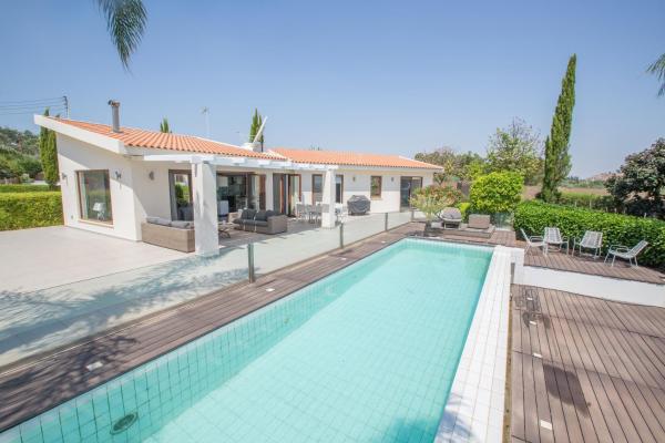 A la foto es mostra l'objecte Oscar Domain Villa situat a la ciutat de Protaras.