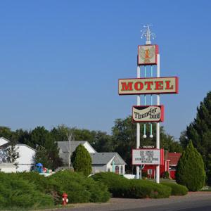 The photo shows the Thunder Bird Motel located in the city of Mountain Home.