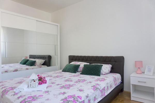 A la foto es mostra l'objecte Nina situat a la ciutat de Trebinje.