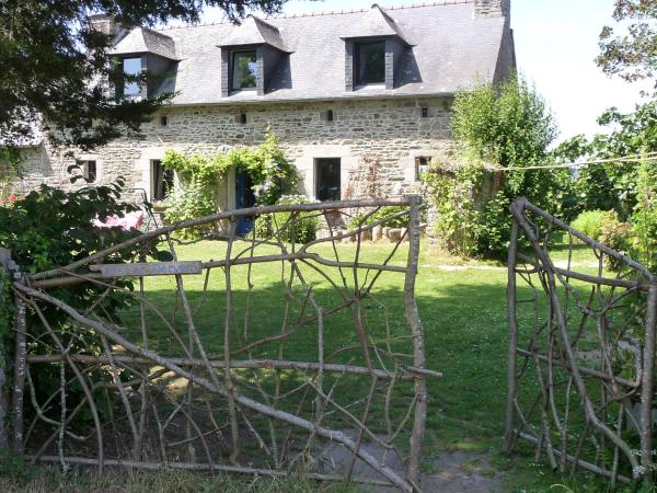 A la foto es mostra l'objecte Chambre d'hôtes Suite 53m2 ou Caravane vintage avec cuisine et salle de bains privées, B&B 53m2 Suite or Vintage caravan with private kitchen and bathroom situat a la ciutat de Hengoat.