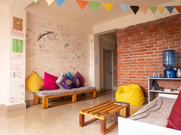 A la foto es mostra l'objecte Tag Along Backpackers situat a la ciutat de Gangtok.