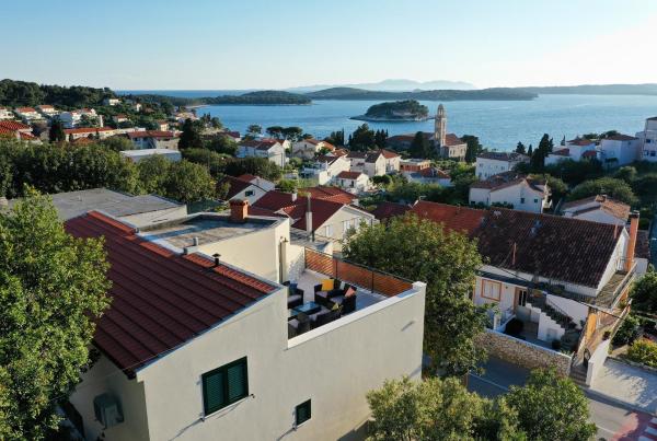 A la foto es mostra l'objecte Villa Karaber situat a la ciutat de Hvar.