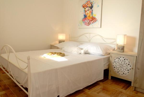 A la foto es mostra l'objecte Temple of Love Zen free parking situat a la ciutat de Hvar.