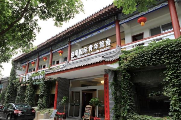 Na foto é possível ver o objeto Qufu International Youth Hostel localizado na cidade de Sishui.